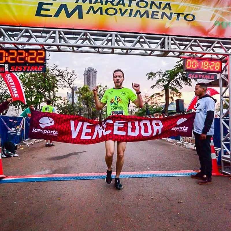 Foto de pódio e troféu