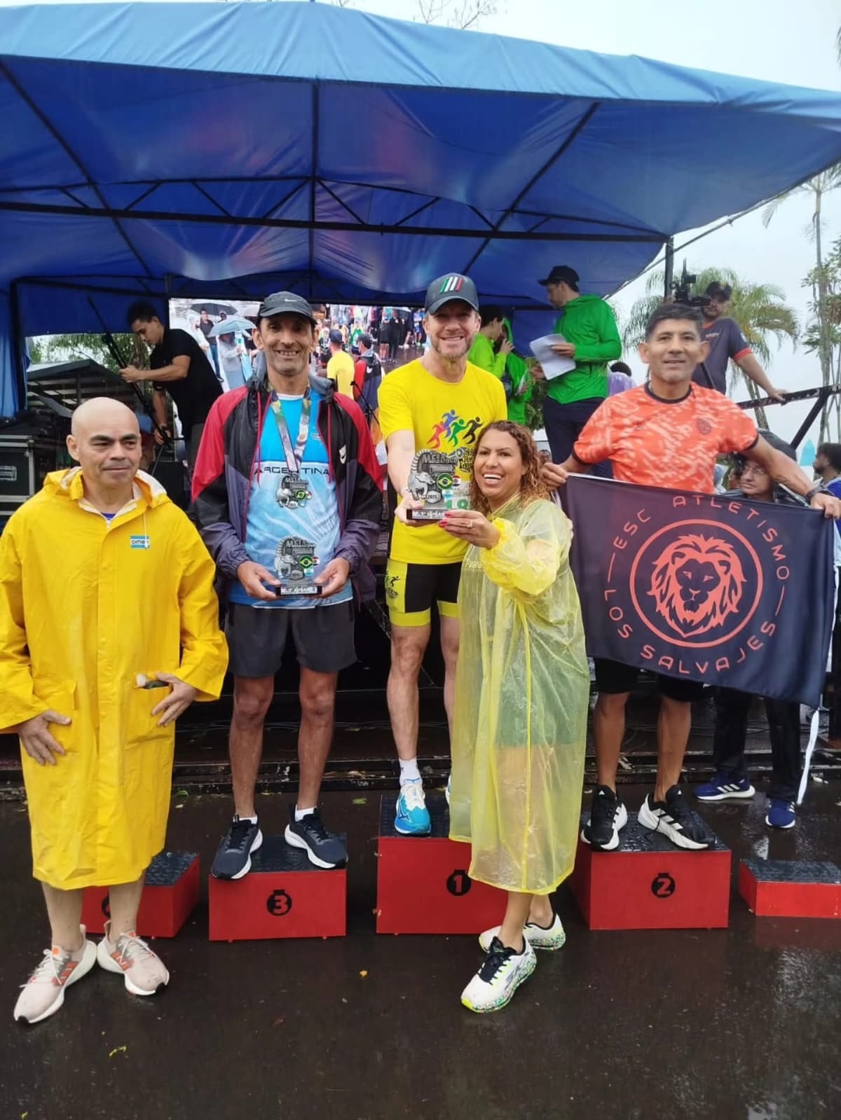 Atleta cruzando a linha de chegada